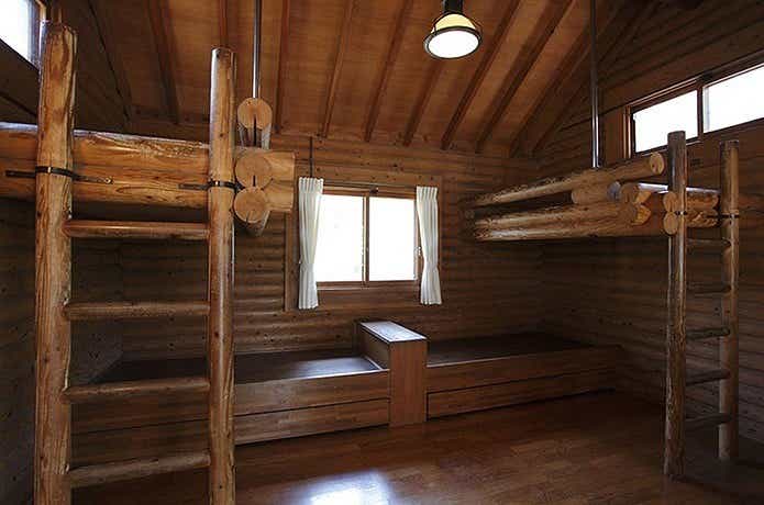 冬のキャンプ場にあるウッドデッキの部屋
