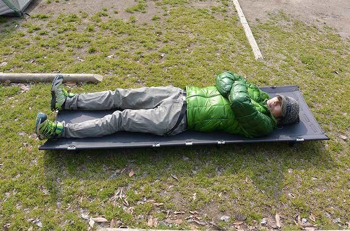 ヘリノックス　ライトコット野外で寝る男性