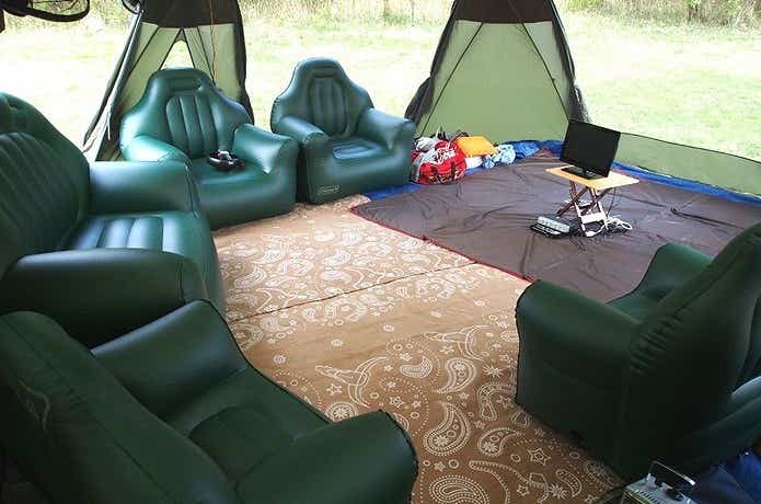 1人掛けソファを活用したテント内のコーデ事例