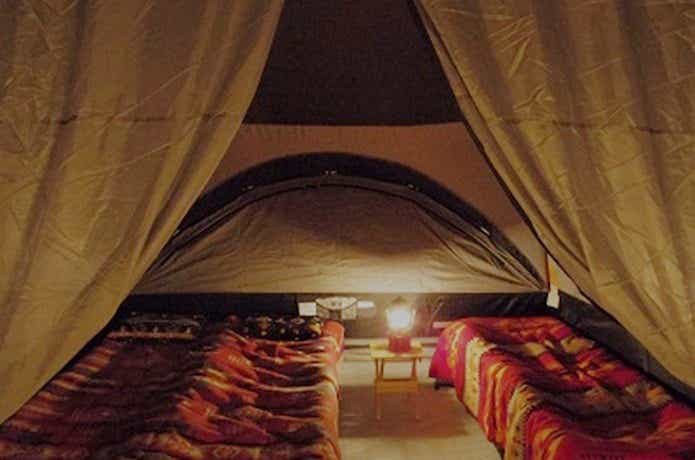 赤を指し色に活用したテント内ベッドスペース