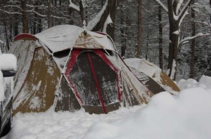 冬キャンプのハプニングでテントが凍りついた姿