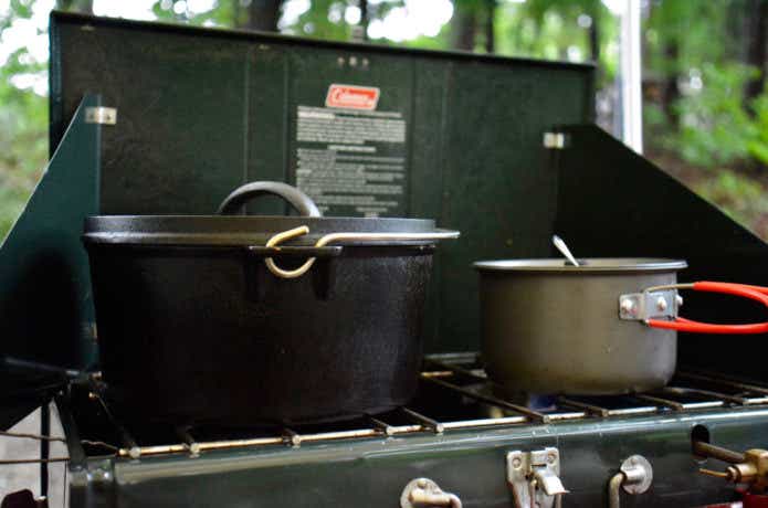 グリルの上のダッチオーブン　鍋