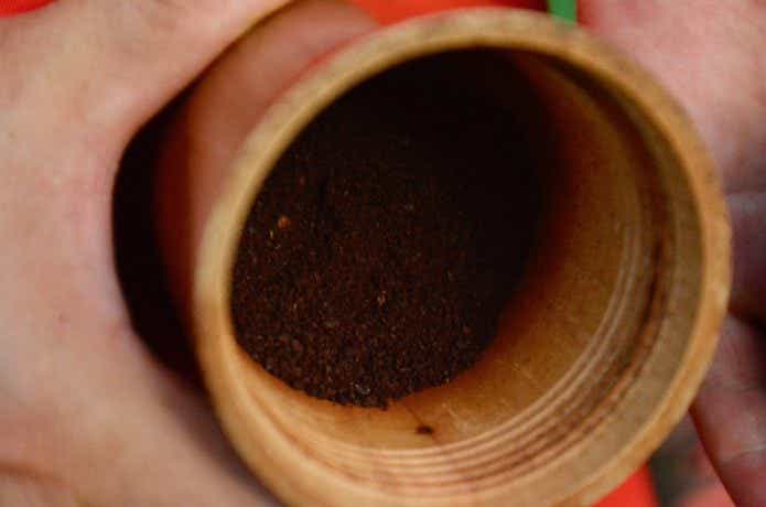 ミルで挽いたコーヒー豆