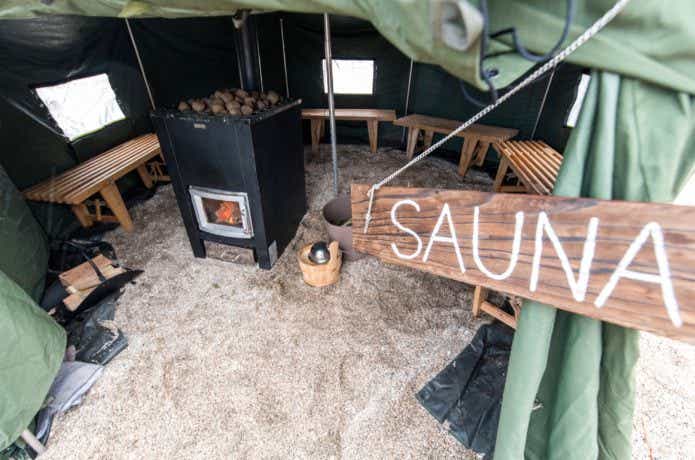 テント内部に設置されたサウナと木製ベンチ